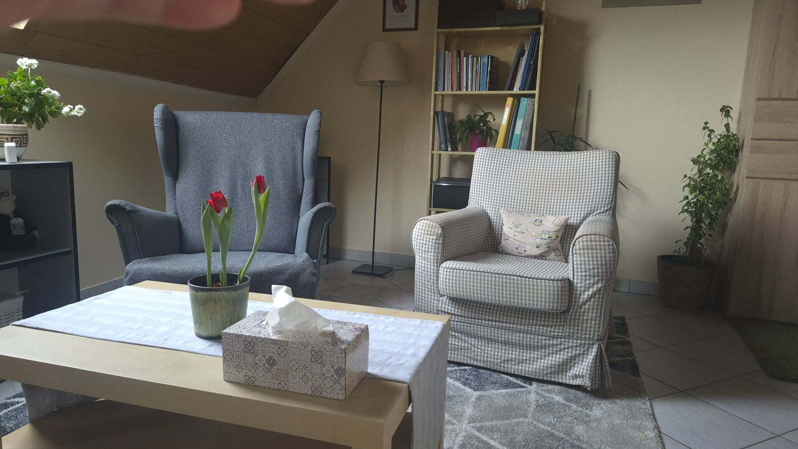 Két fotel és egy dohányzóasztal tulipánnal a rendelőben